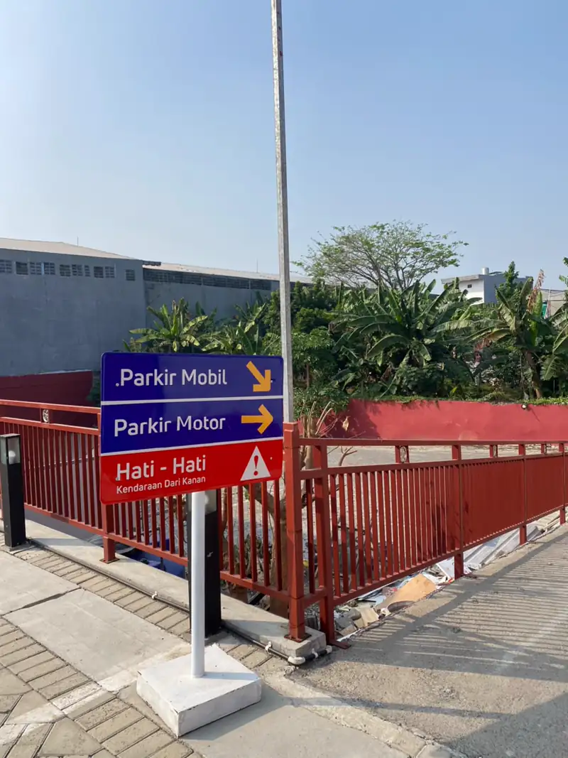 Area parkir gratis untuk mobil dan motor di Rivago Sport Center