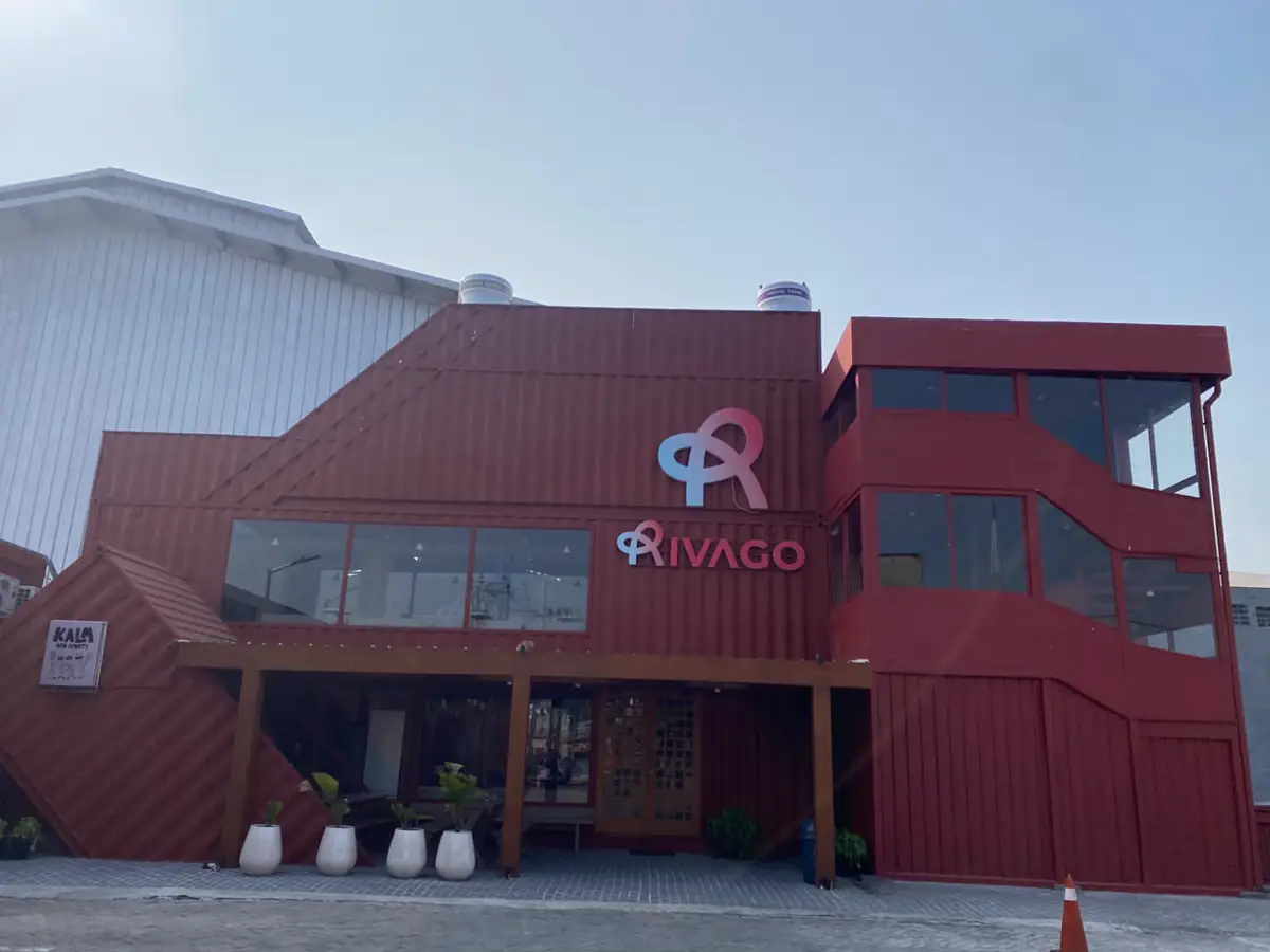 Tampak depan gedung Rivago Sport Center di Jl. Raya Sambikerep, Surabaya Barat