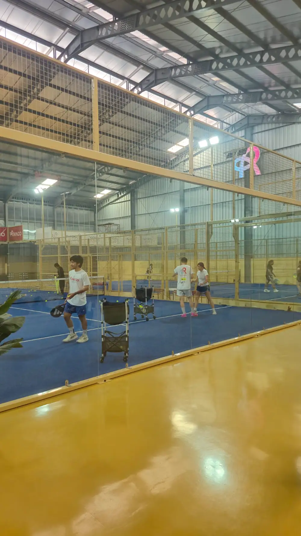 Pemain memakai kaos Rivago saat sesi main komunitas padel di Rivago Sport Center