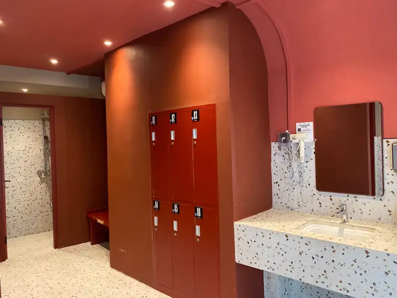 Loker wanita dengan lemari, wastafel, dan shower di Rivago Sport Center