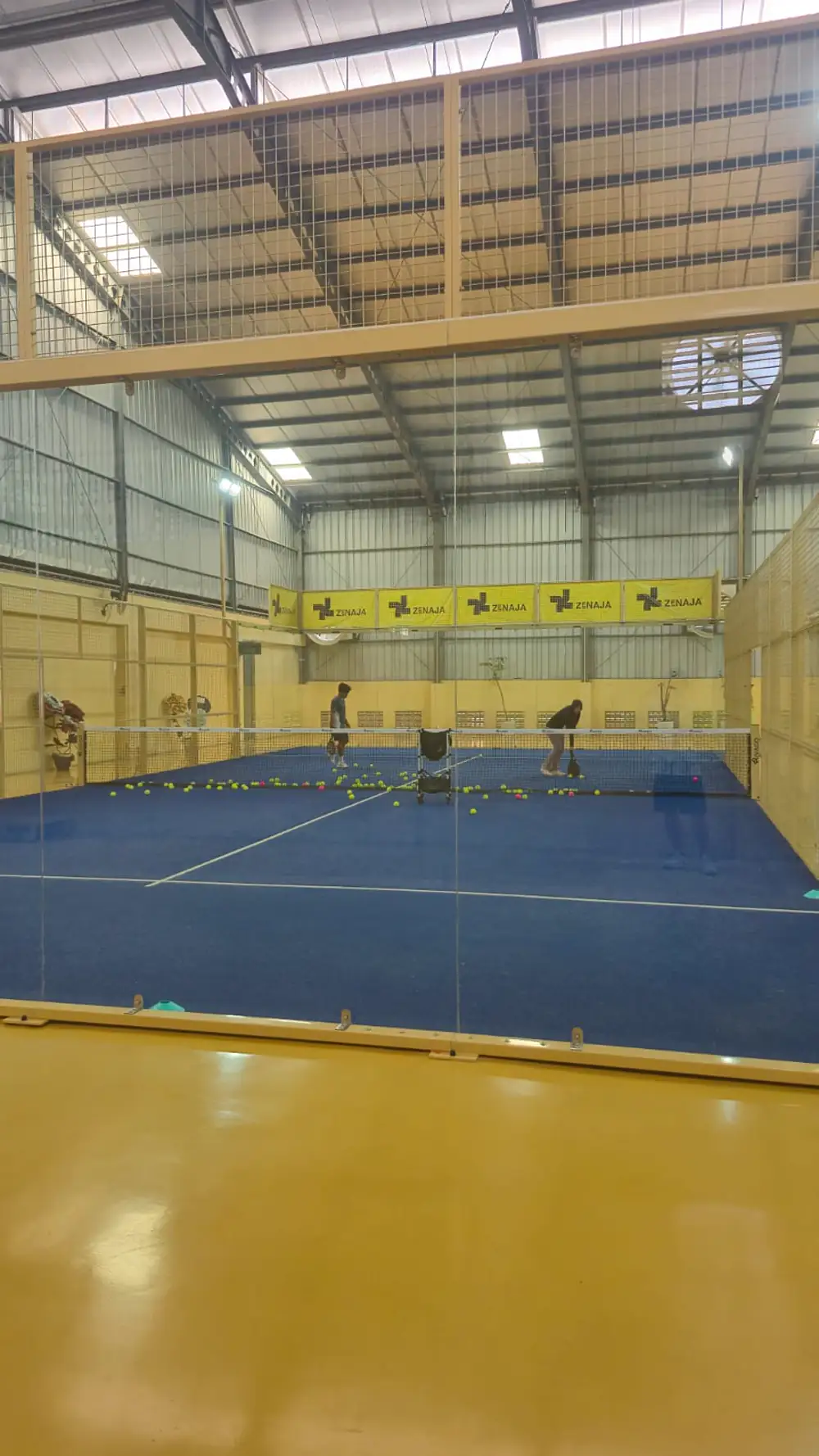 Sesi latihan coaching padel dengan keranjang bola di lapangan indoor Rivago Sport Center, Sambikerep, Surabaya